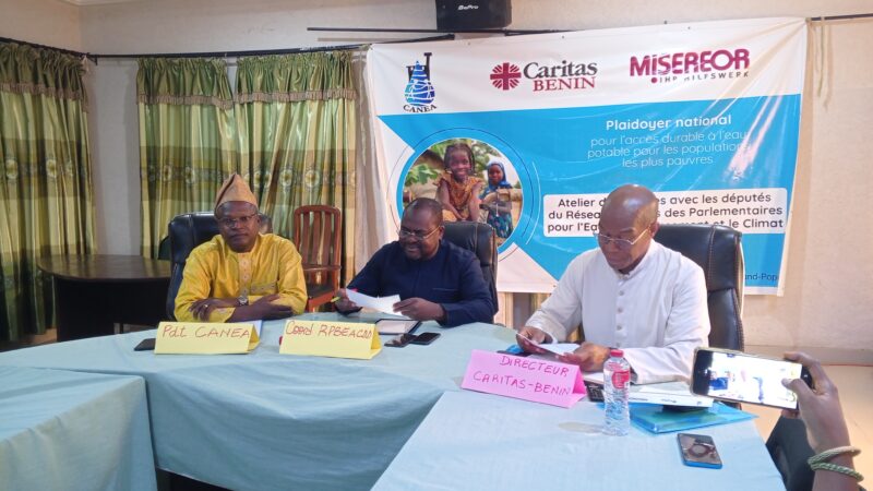 Plaidoyer national pour l’accès durable à l’eau potable pour les plus démunis: Les parlementaires s’engagent avec le Canea et Caritas Bénin à Grand-Popo