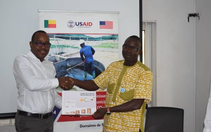 Autonomisation et Meilleure Gestion Comptable des Entrepreneurs d’assainissement: USAID-MuniWASH offre des livres de caisse aux MPMEs