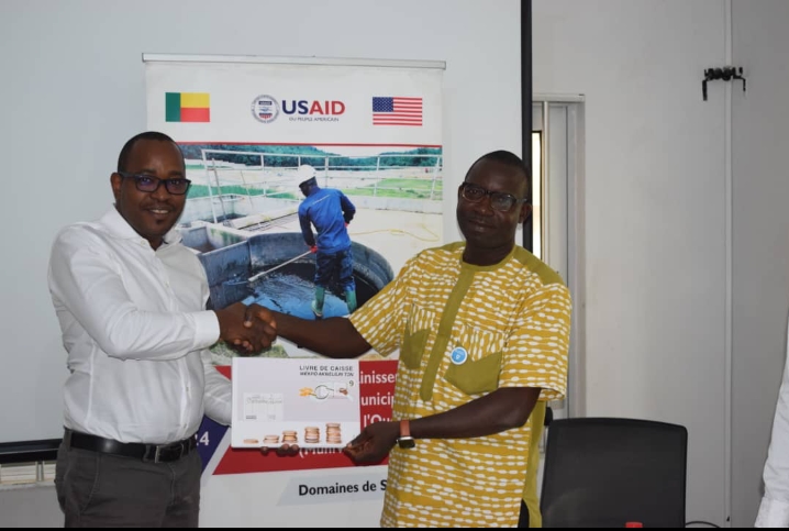 Autonomisation et Meilleure Gestion Comptable des Entrepreneurs d’assainissement: USAID-MuniWASH offre des livres de caisse aux MPMEs