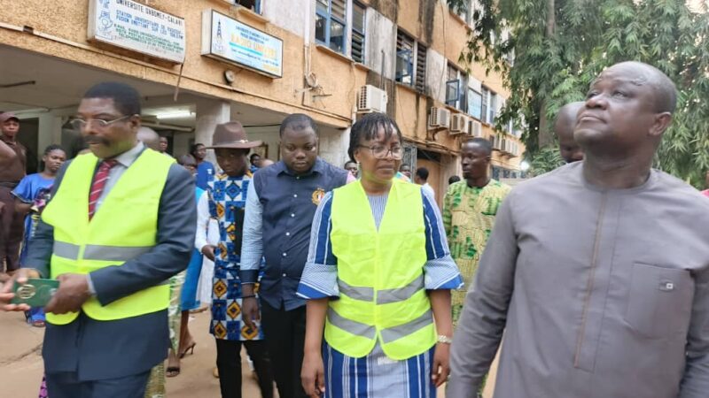 Incendie à Radio Univers : La Ministre Eléonore Yayi Lakékan constate les dégâts et promet des actions de soutien