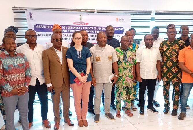 Renforcement des droits humains en milieu carcéral:L’ACAT-Bénin vulgarise le guide actualisé sur les garanties judiciaires des détenus auprès des acteurs du secteur